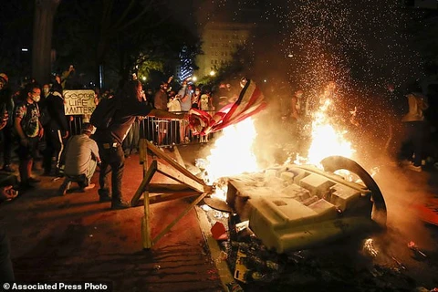 Người biểu tình đốt lửa gần Nhà Trắng ở Washington. (Nguồn: AP)