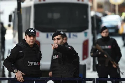 Cảnh sát Thổ Nhĩ Kỳ đã tiến hành chiến dịch bố ráp nhằm vào những người bị nghi. (Nguồn: AP)