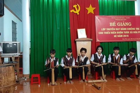 Truyền dạy đánh chiêng tre cho thiếu niên buôn Tuôr. (Nguồn: daklak.gov.vn)