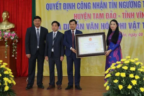 Bà Hoàng Thị Thúy Lan, Ủy viên Trung ương Đảng, Bí thư Tỉnh ủy Vĩnh Phúc trao quyết định công nhận Tín ngưỡng thờ Mẫu Tây Thiên, huyện Tam Đảo là di sản văn hóa phi vật thể quốc gia cho huyện Tam Đảo. (Nguồn: vinhphuc.gov.vn)