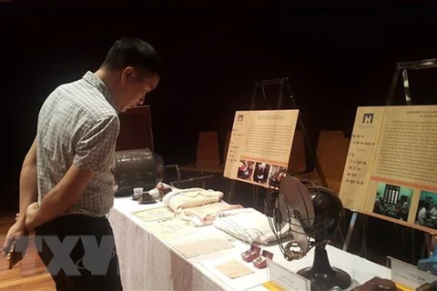Khách tham quan các tài liệu, hiện vật được hiến tặng tại Bảo tàng Hà Nội. (Ảnh: Đinh Thuận/TTXVN)