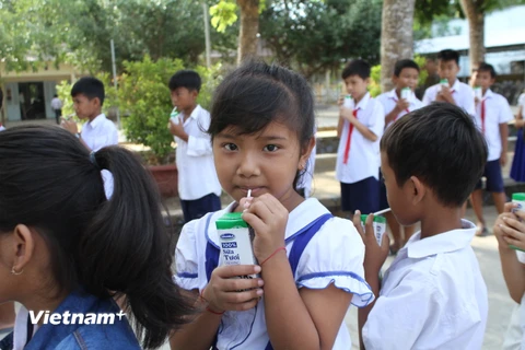 Học sinh Trường Tiểu học Tân Sơn, Trà Vinh hào hứng với hoạt động uống sữa tại trường. (Nguồn: Vietnam+)