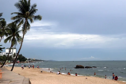 Khách du lịch vui chơi tại bãi biển Dinh Cậu, thị trấn Dương Đông, huyện đảo Phú Quốc (Kiên Giang). (Ảnh: Lê Huy Hải/TTXVN)
