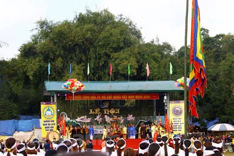 Ông mo làm lễ trong Lễ hội Khai hạ Mường Bi, Hòa Bình. (Ảnh: Huyền Trang (Vietnam+)