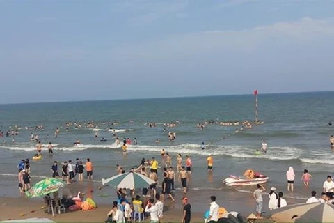 Du khách tắm tại bãi biển Sầm Sơn. (Ảnh: Trịnh Duy Hưng/TTXVN)