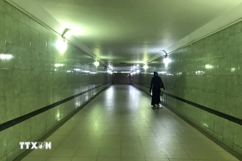 Hầm bộ hành trên đường Mai Dịch hiếm hoi người đi lại. (Ảnh: Tuyết Mai/TTXVN)