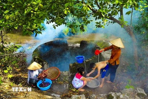 Người dân Hoa Lư sinh hoạt bên giếng làng. (Ảnh: Minh Đức/TTXVN)