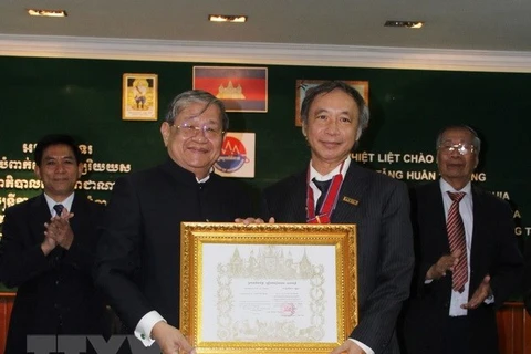 Trưởng Cơ quan thường trú TTXVN tại Phnom Penh, nhà báo Trần Chí Hùng nhận huân chương Hạng Nhất (hạng Thephaden). (Nguồn: TTXVN)