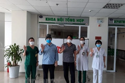 Các bệnh nhân mắc COVID-19 được Bệnh viện Bệnh Nhiệt đới Trung ương công bố khỏi bệnh ngày 12/6. (Ảnh: PV/Vietnam+) 