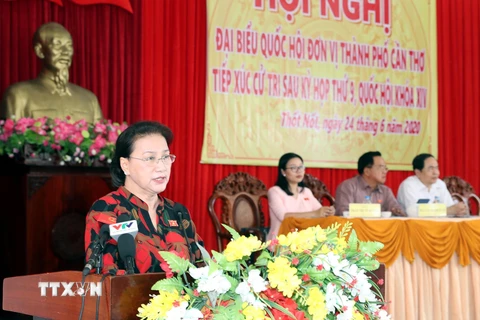 Chủ tịch Quốc hội Nguyễn Thị Kim Ngân phát biểu tại buổi tiếp xúc cử tri quận Thốt Nốt. (Ảnh: Trọng Đức/TTXVN)