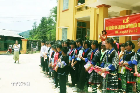 Học sinh ở xã Chế Tạo nhận quà do Quỹ GLC trao tặng. (Ảnh: Quang Vinh/TTXVN)