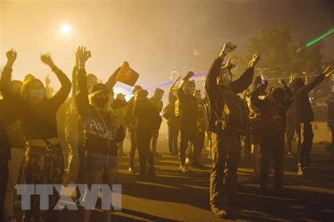 Người biểu tình tuần hành tại Minneapolis, Mỹ, bày tỏ phẫn nộ trước cái chết của người da màu George Floyd. (Nguồn: THX/TTXVN)