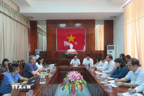 Phó Chủ tịch UBND thành phố Cần Thơ Đào Anh Dũng làm việc với Đoàn công tác của Đại sứ quán Đan Mạch tại Việt Nam đến tìm hiểu hợp tác đầu tư. (Ảnh: Ánh Tuyết/TTXVN)