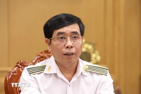 Phó Tổng Kiểm toán Nhà nước Nguyễn Tuấn Anh trả lời phỏng vấn các cơ quan thông tấn, báo chí. (Ảnh: Văn Điệp/TTXVN)