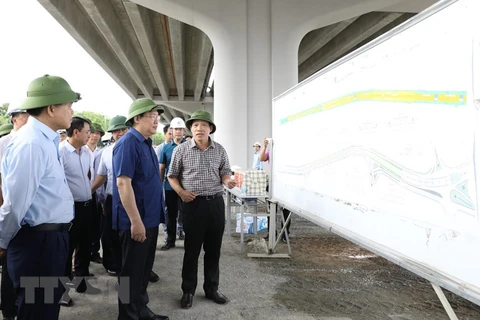 Bí thư Thành ủy Hà Nội Vương Đình Huệ thăm, kiểm tra Công trường Dự án Vành đai 3 đoạn Mai Dịch - cầu Thăng Long, khu vực Công viên Hòa Bình. (Ảnh: Văn Điệp/TTXVN) 