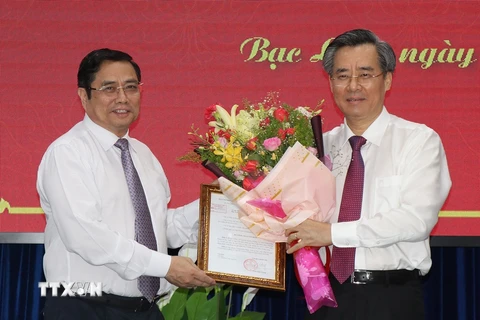 Ông Phạm Minh Chính trao Quyết định của Bộ Chính trị cho ông Nguyễn Quang Dương làm Phó Trưởng Ban Tổ chức Trung ương. (Ảnh: Huỳnh Sử/TTXVN)