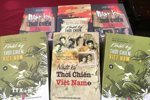 Bộ sách Nhật ký thời chiến Việt Nam. (Ảnh: Thanh Vũ/TTXVN)