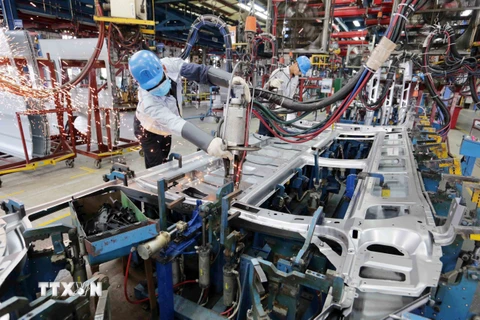 Sản xuất ôtô tại nhà máy của Công ty Ford Việt Nam (liên doanh giữa Tập đoàn Ôtô Ford của Hoa Kỳ và Công ty Diesel Sông Công). (Ảnh: Trần Việt/TTXVN)