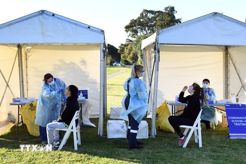 Nhân viên y tế lấy mẫu dich xét nghiệm COVID-19 cho người dân tại Melbourne, Australia, ngày 1/7/2020. (Nguồn: AFP/ TTXVN)