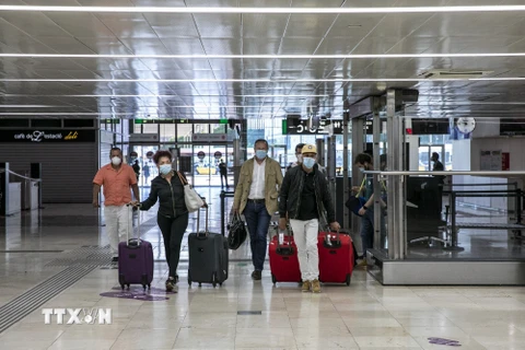 Hành khách tại một nhà ga ở Barcelona, Tây Ban Nha ngày 19/6/2020. (Nguồn: THX/TTXVN)