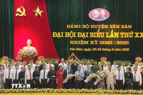 Ban Chấp hàng Đảng bộ huyện Văn Bàn nhiệm kỳ 2020-2025 ra mắt đại hội. (Ảnh: Quốc Khánh/TTXVN)