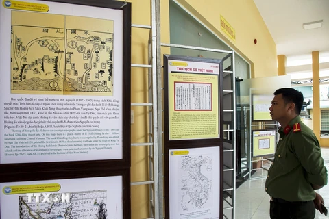 Khách tham quan trưng bày các tài liệu, thư tịch cổ, bản đồ khẳng định chủ quyền quần đảo Hoàng Sa, Trường Sa là của Việt Nam tại Kiên Giang. (Ảnh: Hồng Đạt/TTXVN)