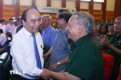 Thủ tướng Nguyễn Xuân Phúc với các cựu thanh niên xung phong. (Ảnh: Thống Nhất/TTXVN)