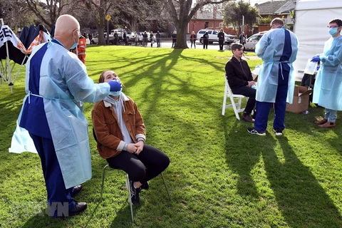 Nhân viên y tế lấy mẫu dịch xét nghiệm COVID-19 cho người dân tại thành phố Melbourne, bang Victoria, Australia ngày 2/7/2020. (Nguồn: AFP/TTXVN)