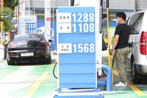 Giá xăng dầu được niêm yết tại trạm xăng ở Seoul, Hàn Quốc, ngày 7/6/2020. (Nguồn: Yonhap/TTXVN)