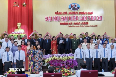 Ban Chấp hành Đảng bộ huyện Châu Phú khóa XII nhiệm kỳ 2020 - 2025 ra mắt đại hội. (Ảnh: Thanh Sang/TTXVN)