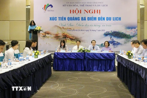 Đại diện Bộ, ngành và Hiệp hội du lịch Thành phố Hồ Chí Minh và tỉnh Vĩnh Phúc chủ trì phiên thảo luận tại hội nghị. (Ảnh: Mỹ Phương/TTXVN)