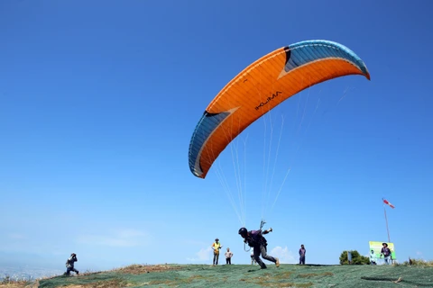 Vận động viên thi bay dù lượn từ điểm xuất phát trên bán đảo Sơn Trà (Đà Nẵng). (Ảnh: Trần Lê Lâm/TTXVN)