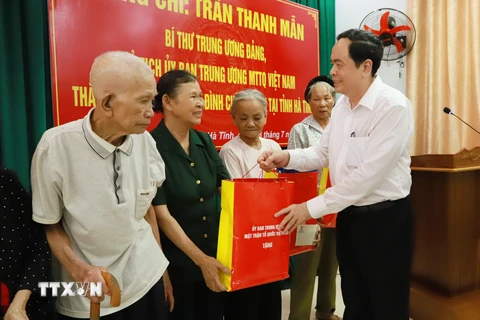 Chủ tịch UBTƯ MTTQ Việt Nam Trần Thanh Mẫn tặng quà cho 10 gia đình chính sách có hoàn cảnh khó khăn tại Khu di tích Ngã ba Đồng Lộc. (Nguồn: TTXVN)