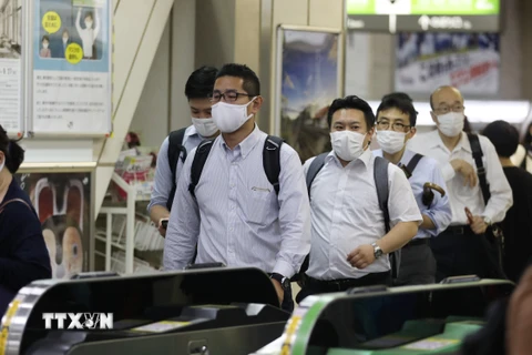 Người dân đeo khẩu trang phòng lây nhiễm COVID-19 tại nhà ga tàu hỏa ở Tokyo, Nhật Bản, ngày 15/7/2020. (Ảnh: THX/TTXVN)