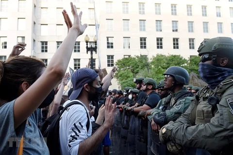 Cảnh sát Mỹ được triển khai gần Nhà Trắng ở Washington DC., ngày 3/6/2020 nhằm ngăn người quá khích trong cuộc biểu tình phản đối phân biệt chủng tộc. (Nguồn: AFP/TTXVN) 