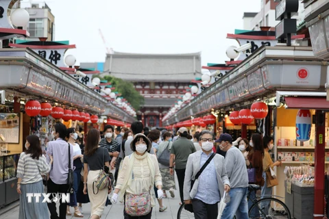 Người dân đeo khẩu trang phòng lây nhiễm COVID-19 tại Asakusa, Tokyo, Nhật Bản, ngày 21/6/2020. (Nguồn: THX/TTXVN)