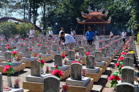 Người dân đến viếng các anh hùng liệt sỹ tại Nghĩa trang liệt sỹ quốc gia Trường Sơn. (Ảnh: Hồ Cầu/TTXVN)