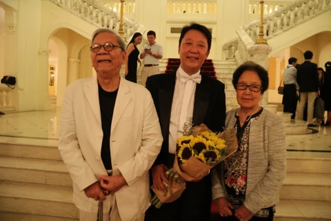 Nhạc sỹ Hoàng Vân bên vợ và con trai, nhạc trưởng Lê Phi Phi (Ảnh: Nguyễn Đình Toán)