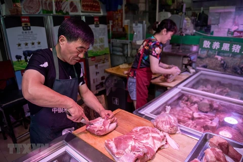 Một quầy bán thịt lợn tại chợ ở Bắc Kinh, Trung Quốc. (Nguồn: AFP/TTXVN)