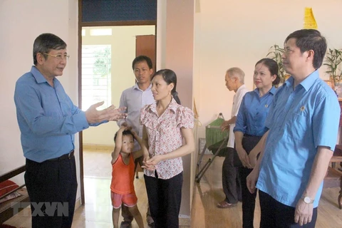 Phó Chủ tịch Thường trực Tổng Liên đoàn Lao động Việt Nam Trần Thanh Hải (trái) cùng lãnh đạo Liên đoàn Lao động tỉnh Bắc Giang động viên công nhân lao động trong căn nhà Mái ấm công đoàn. (Ảnh: Đồng Thúy/TTXVN) 