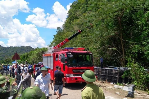 Lực lượng cứu hộ cứu nạn tại hiện trường vụ tai nạn. (Nguồn: TTXVN)