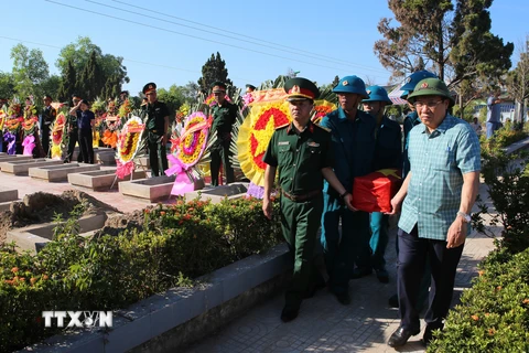 Lễ an táng hài cốt liệt sỹ tại Nghĩa trang thị xã Quảng Trị. (Ảnh: Hồ Cầu/TTXVN)