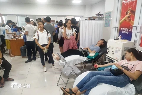 Người dân, tình nguyện viên có mặt tại Bệnh viện Hữu nghị Việt Nam-Cuba Đồng Hới để tham gia hiến máu tình nguyện. (Ảnh: Võ Dung/TTXVN)