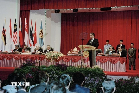 Quốc vương Brunei Hassanal Bolkiah phát biểu về việc Việt Nam chính thức gia nhập ASEAN trước khi khai mạc Hội nghị Bộ trưởng Ngoại giao các nước ASEAN lần thứ 28, sáng 29/7/1995. (Ảnh: Trần Sơn/TTXVN)