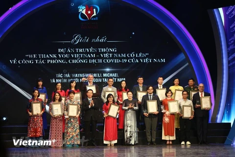 Các tác giả đoạt giải A Giải thưởng thông tin đối ngoại toàn quốc lần thứ Sáu