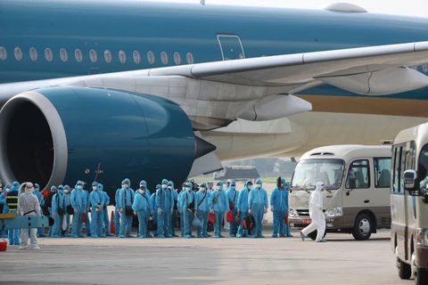 Sau khi xuống máy bay, toàn bộ công dân và phi hành đoàn sẽ được đưa về khu cách ly y tế. (Ảnh: Thành Đạt/TTXVN)