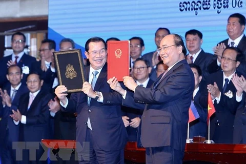 Thủ tướng Nguyễn Xuân Phúc và Thủ tướng Campuchia Samdech Techo Hun Sen ký Hiệp ước bổ sung Hiệp ước hoạch định biên giới quốc gia năm 1985 và Hiệp ước bổ sung năm 2005 giữa Cộng hòa XHCN Việt Nam và Vương quốc Campuchia. (Ảnh: Dương Giang/TTXVN)