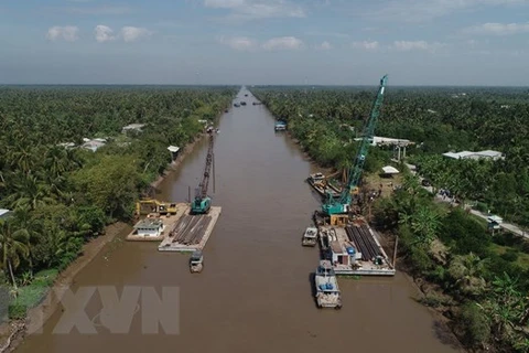Đắp đập ngăn mặn, trữ ngọt trên kênh Nguyễn Tấn Thành ở Tiền Giang. Ảnh minh họa. (Nguồn: TTXVN)