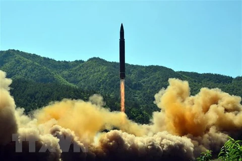 Vụ phóng tên lửa đạn đạo liên lục địa Hwasong-14 của Triều Tiên tại một địa điểm bí mật năm 2017. (Nguồn: AFP/TTXVN)