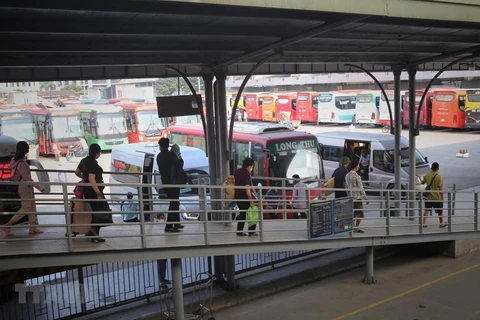 Hành khách tại bến xe Nước Ngầm. (Ảnh: Danh Lam/TTXVN)